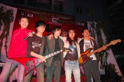 “Cháy” hết mình với rockshow Nhiệt huyết - 6 “Cháy” hết mình với rockshow Nhiệt huyết