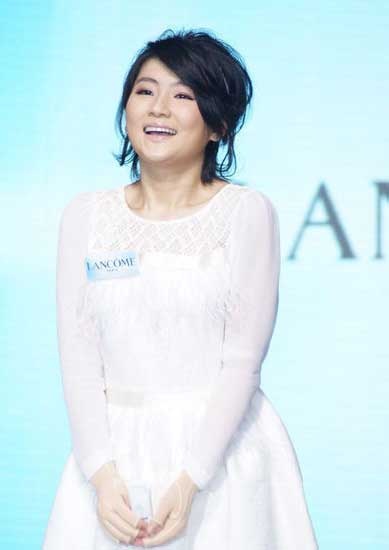 Nữ ca sĩ bị bỏng Selina “tái xuất” với hình ảnh xinh đẹp