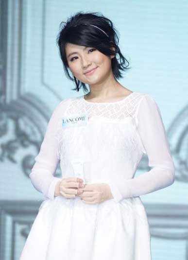 Nữ ca sĩ bị bỏng Selina “tái xuất” với hình ảnh xinh đẹp