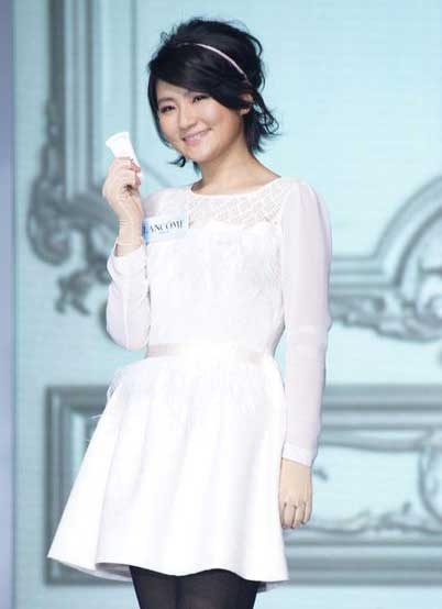 Nữ ca sĩ bị bỏng Selina “tái xuất” với hình ảnh xinh đẹp