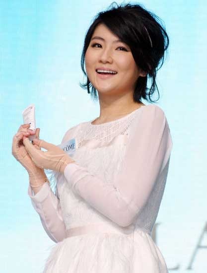 Nữ ca sĩ bị bỏng Selina “tái xuất” với hình ảnh xinh đẹp