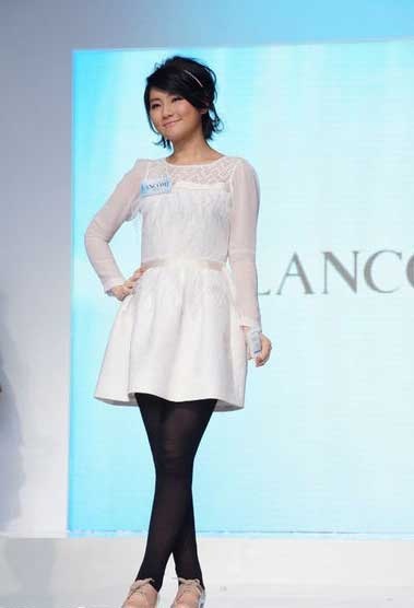 Nữ ca sĩ bị bỏng Selina “tái xuất” với hình ảnh xinh đẹp