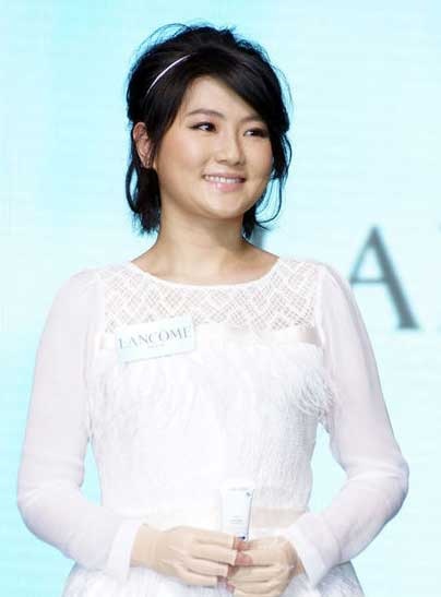 Nữ ca sĩ bị bỏng Selina “tái xuất” với hình ảnh xinh đẹp