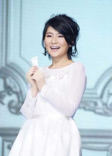 Nữ ca sĩ bị bỏng Selina “tái xuất” với hình ảnh xinh đẹp