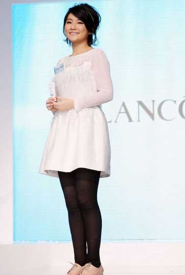 Nữ ca sĩ bị bỏng Selina “tái xuất” với hình ảnh xinh đẹp