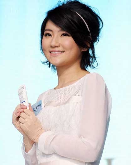 Nữ ca sĩ bị bỏng Selina “tái xuất” với hình ảnh xinh đẹp