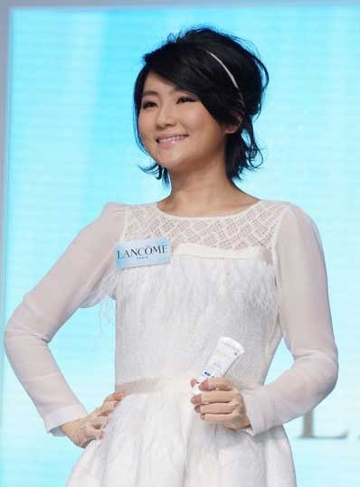 Nữ ca sĩ bị bỏng Selina “tái xuất” với hình ảnh xinh đẹp