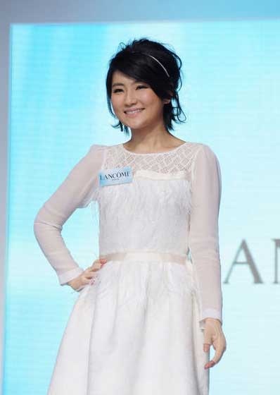 Nữ ca sĩ bị bỏng Selina “tái xuất” với hình ảnh xinh đẹp