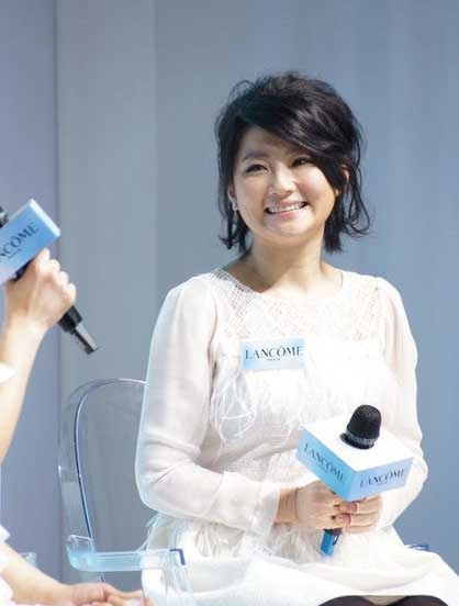 Nữ ca sĩ bị bỏng Selina “tái xuất” với hình ảnh xinh đẹp