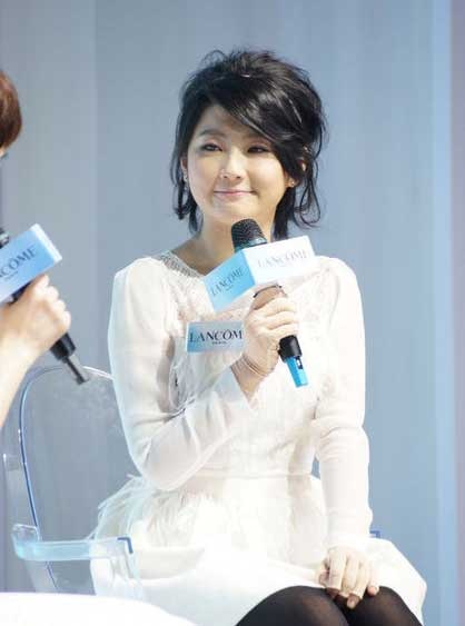 Nữ ca sĩ bị bỏng Selina “tái xuất” với hình ảnh xinh đẹp