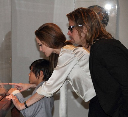Angelina Jolie khoe nhẫn đính hôn “bự” - 6 Angelina Jolie khoe nhẫn đính hôn “bự”