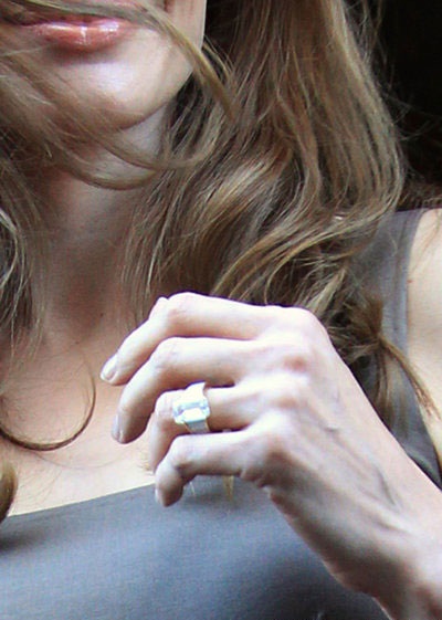 Angelina Jolie khoe nhẫn đính hôn “bự” - 2 Angelina Jolie khoe nhẫn đính hôn “bự”