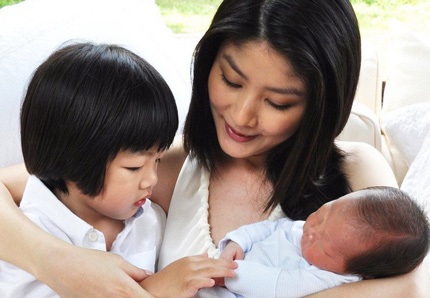 Diva Hồng Kông khoe hai “quý tử” - 1 Diva Hồng Kông khoe hai “quý tử”