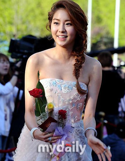 Uee của nhóm After School giành giải tại lễ trao giải Baeksang - 1 Uee của nhóm After School giành giải tại lễ trao giải Baeksang