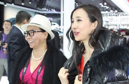 Gan Lulu gây sốc với váy khoét sâu gần rốn 