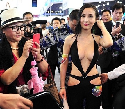 Gan Lulu bị chỉ trích vì ăn mặc “mát mẻ” - 1