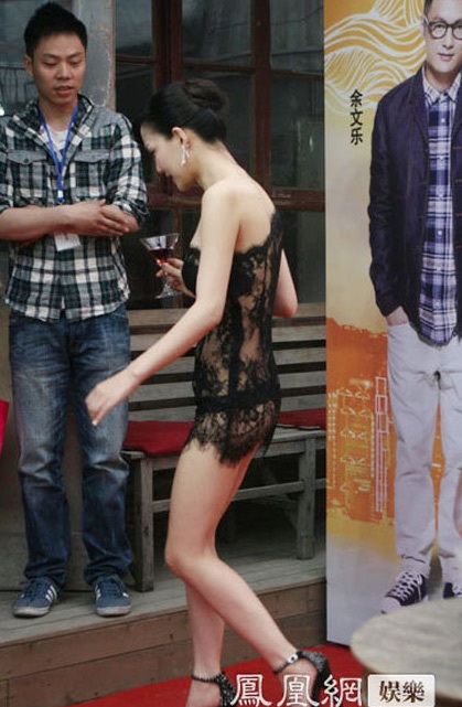 Sốc với thời trang xuyên thấu của người đẹp chuyển giới