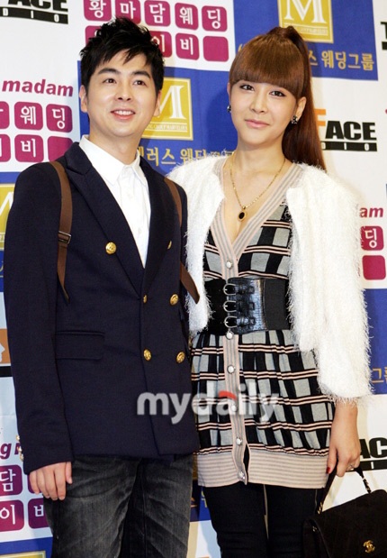 Sốc với thời trang xuyên thấu của người đẹp chuyển giới