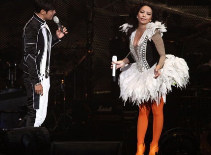 La Chí Tường và A-mei trình diễn vũ đạo khiêu khích 