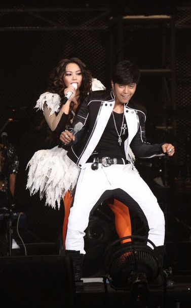 La Chí Tường và A-mei trình diễn vũ đạo khiêu khích 