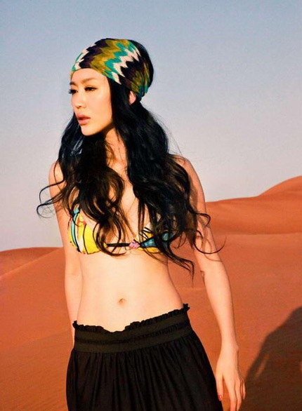 Củng Tân Lượng khoe dáng giữa sa mạc 