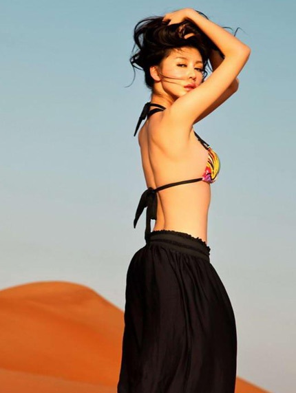 Củng Tân Lượng khoe dáng giữa sa mạc 