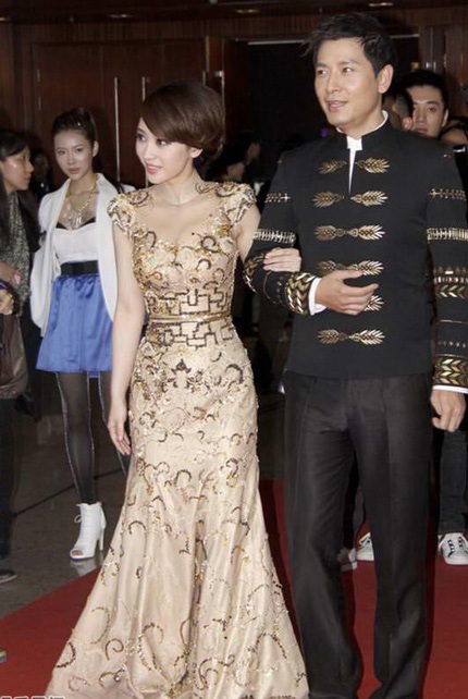 Liễu Nham khoe ngực đẹp, eo thon