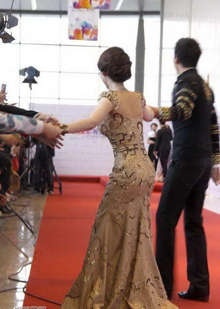 Liễu Nham khoe ngực đẹp, eo thon