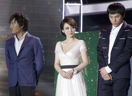 Liễu Nham khoe ngực đẹp, eo thon