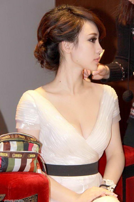 Liễu Nham khoe ngực đẹp, eo thon