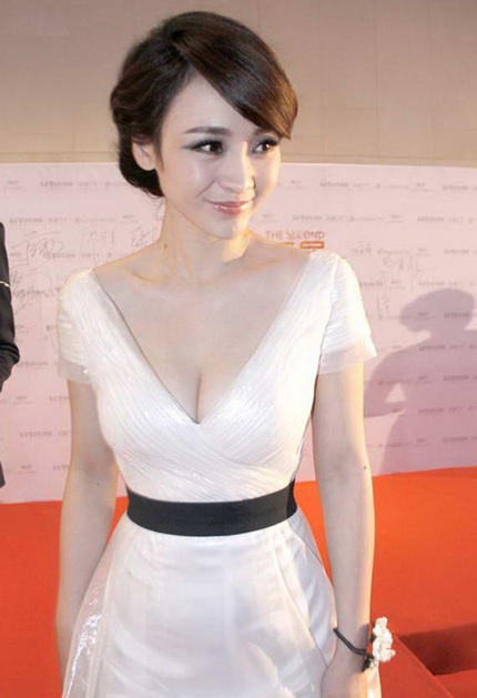 Liễu Nham khoe ngực đẹp, eo thon