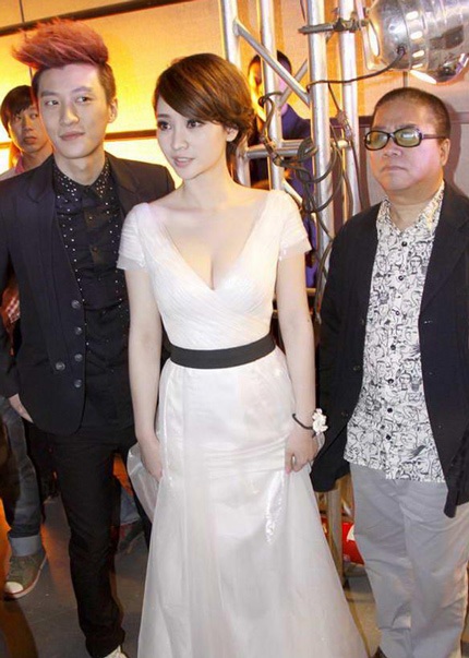 Liễu Nham khoe ngực đẹp, eo thon