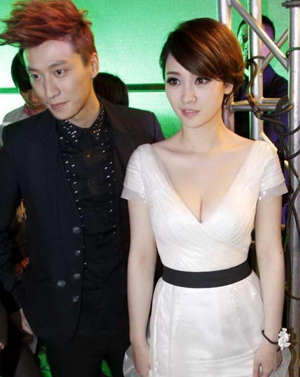 Liễu Nham khoe ngực đẹp, eo thon