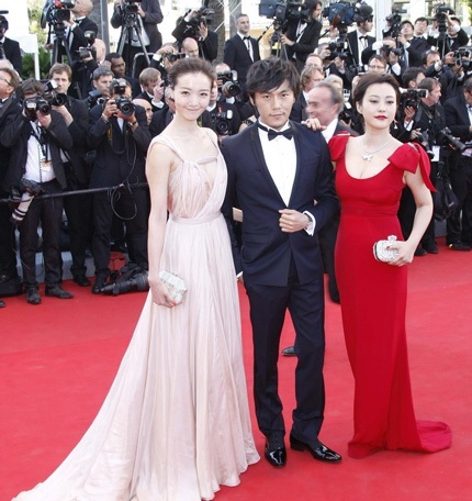 Mỹ nhân mặc gì trong lễ khai mạc LHP Cannes?