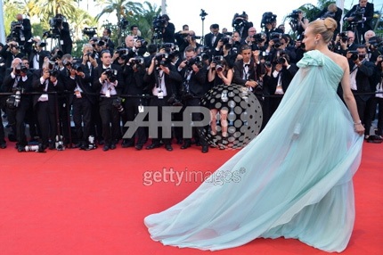 Mỹ nhân mặc gì trong lễ khai mạc LHP Cannes?