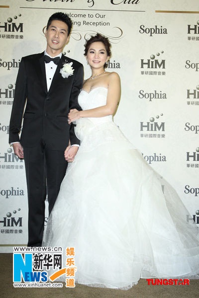 Ella hôn chồng say đắm trong tiệc cưới