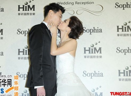 Ella hôn chồng say đắm trong tiệc cưới