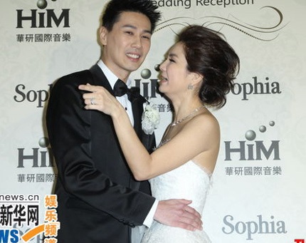 Ella hôn chồng say đắm trong tiệc cưới