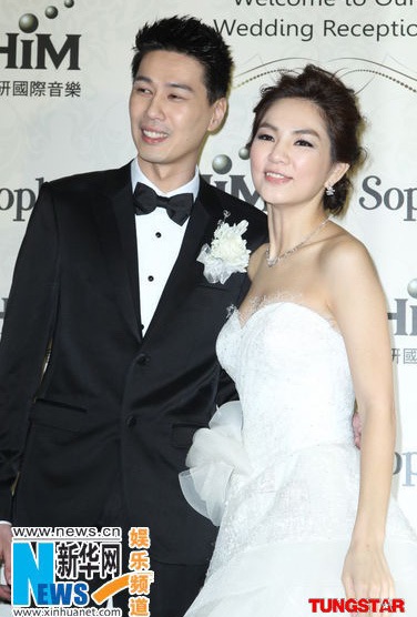 Ella hôn chồng say đắm trong tiệc cưới