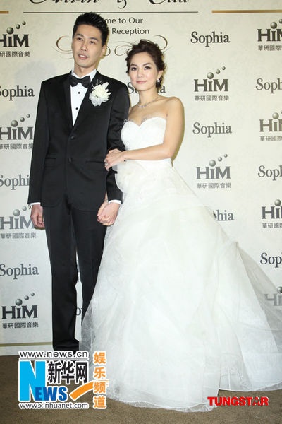 Ella hôn chồng say đắm trong tiệc cưới