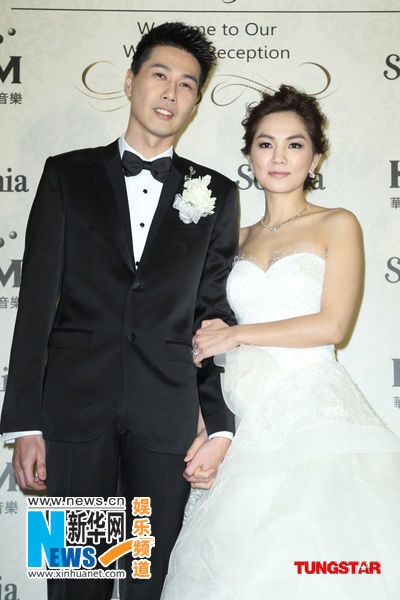 Ella hôn chồng say đắm trong tiệc cưới