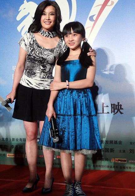 61 tuổi, Lưu Hiểu Khánh vẫn khoe chân với váy ngắn