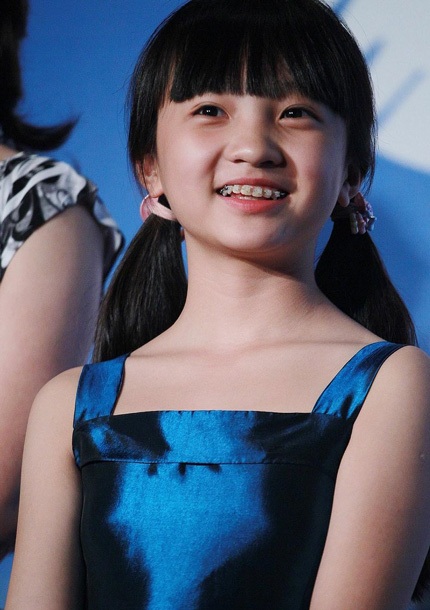 61 tuổi, Lưu Hiểu Khánh vẫn khoe chân với váy ngắn