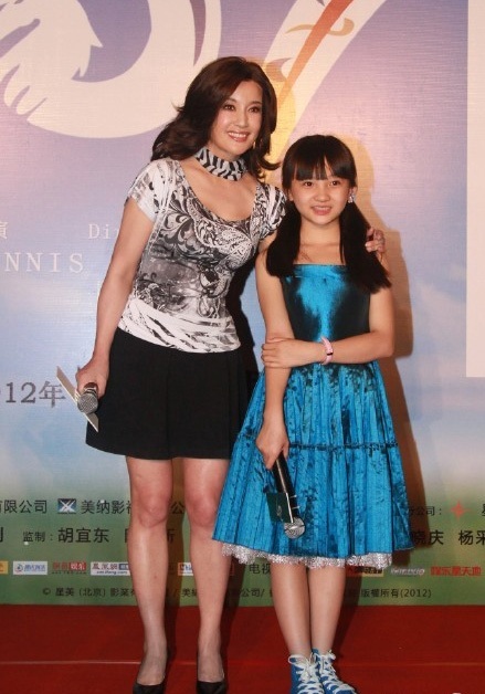 61 tuổi, Lưu Hiểu Khánh vẫn khoe chân với váy ngắn