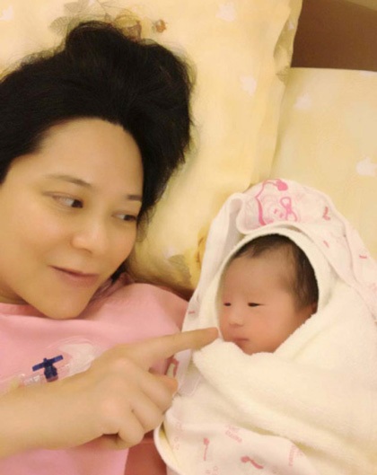 Cựu Hoa hậu Hồng Kông sinh con gái đầu lòng - 2 Cựu Hoa hậu Hồng Kông sinh con gái đầu lòng