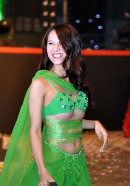 Chân dài Việt và sự hớ hênh trên sân khấu - 1 Chân dài Việt và sự hớ hênh trên sân khấu