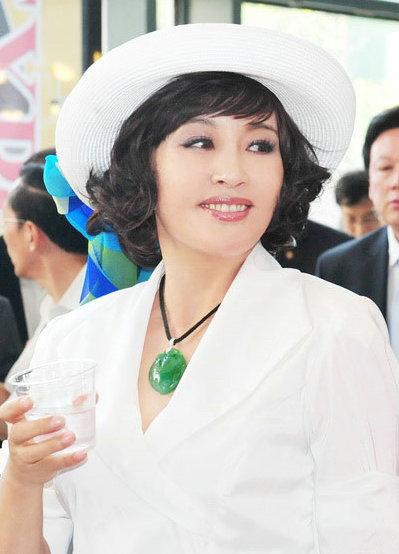 Khó tin với hình ảnh già nua, xấu xí của Lưu Hiểu Khánh! - 2 Khó tin với hình ảnh già nua, xấu xí của Lưu Hiểu Khánh!