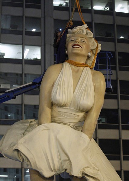 Di chuyển bức tượng khổng lồ về “biểu tượng sex” Marilyn Monroe 