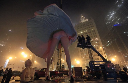 Di chuyển bức tượng khổng lồ về “biểu tượng sex” Marilyn Monroe 