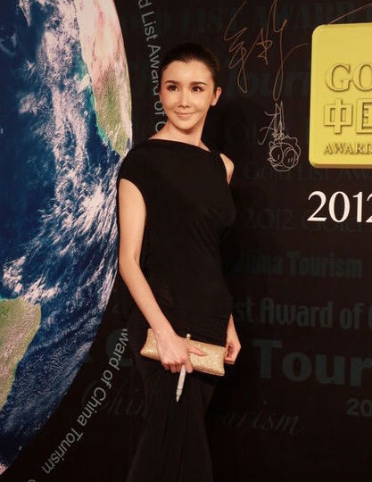 “Mỹ nhân tụt váy” Tôn Phi Phi: Kín trước, hở sau